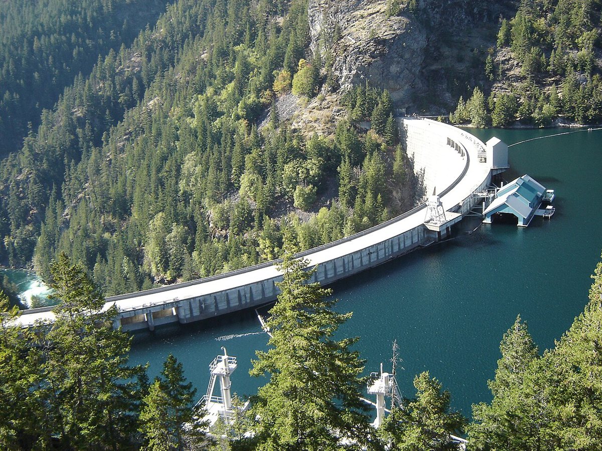 Diablo Lake's turquoise water surrounded by mountain peaks