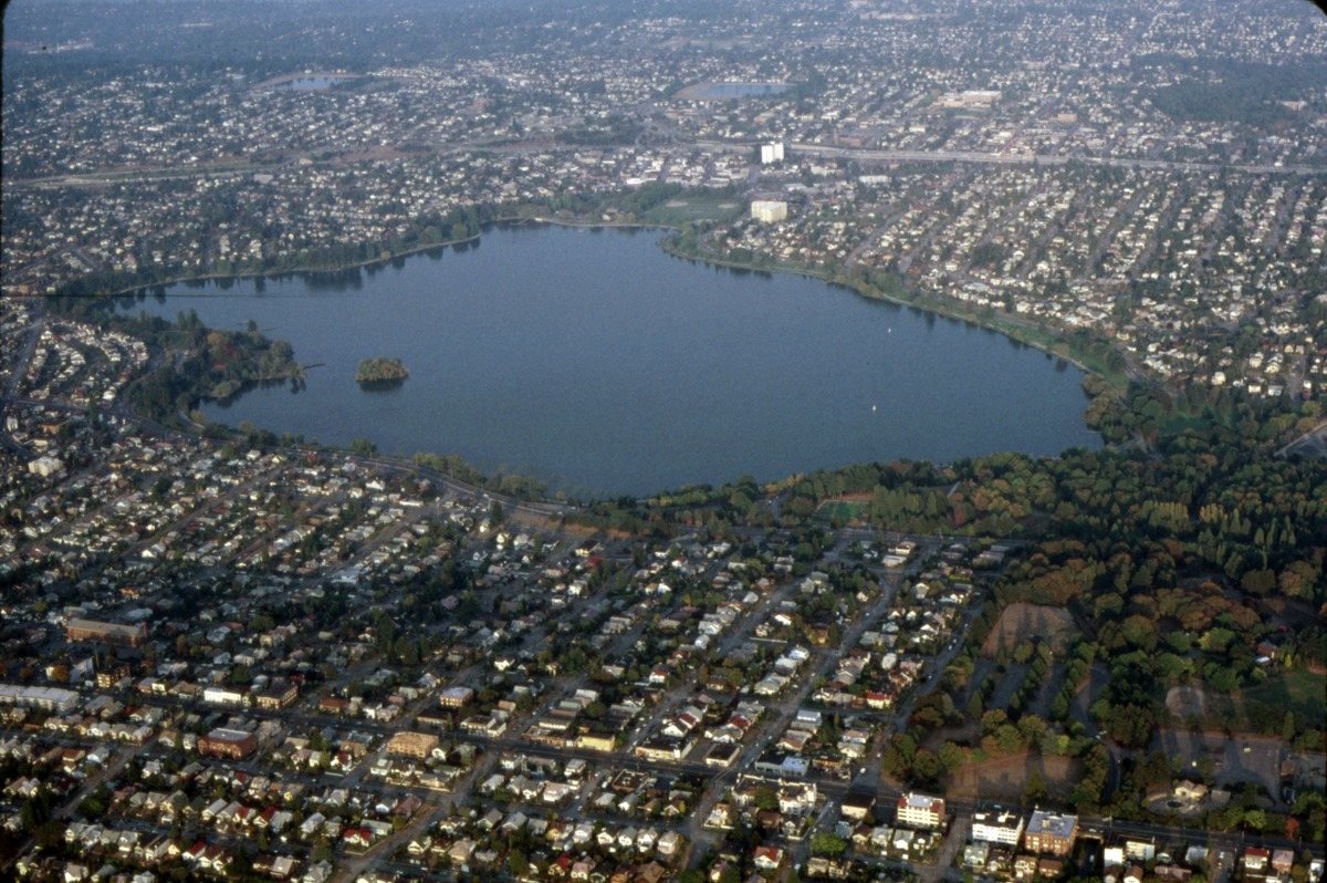 walkers and paddleboarders around Green Lake