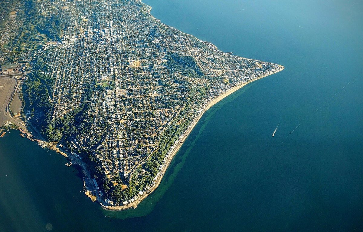 the shoreline path along Alki Beach